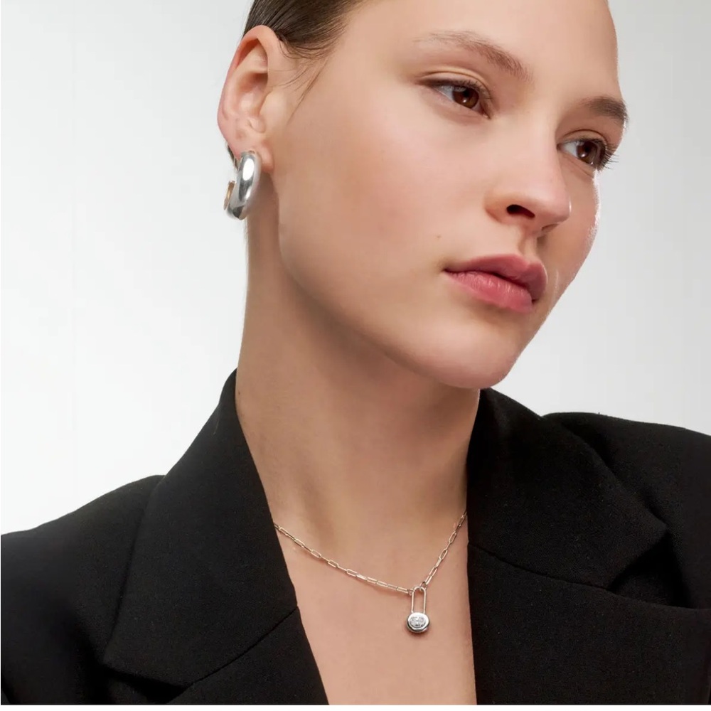 Chic Silver Necklace with Pendant
